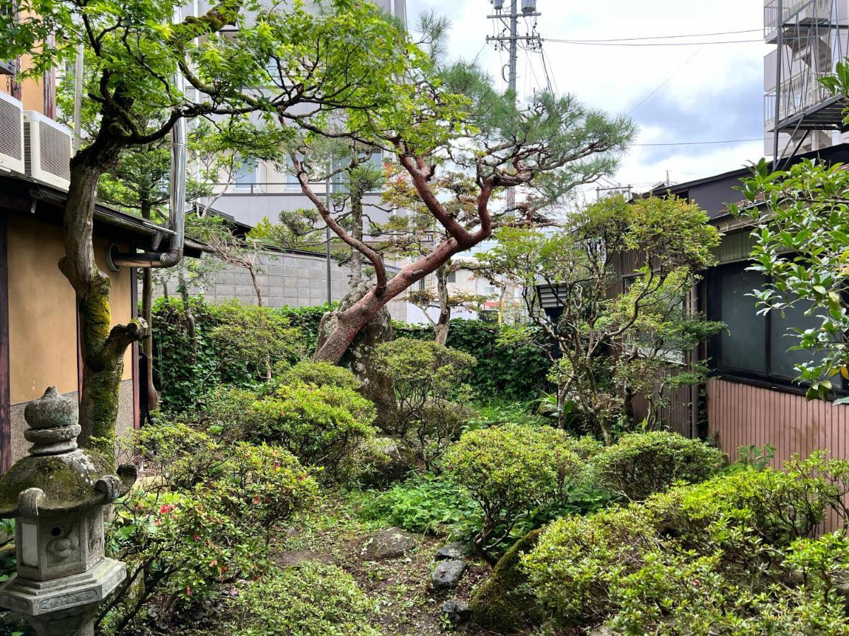 Hostel Murasaki Ryokan Такаяма Екстериор снимка
