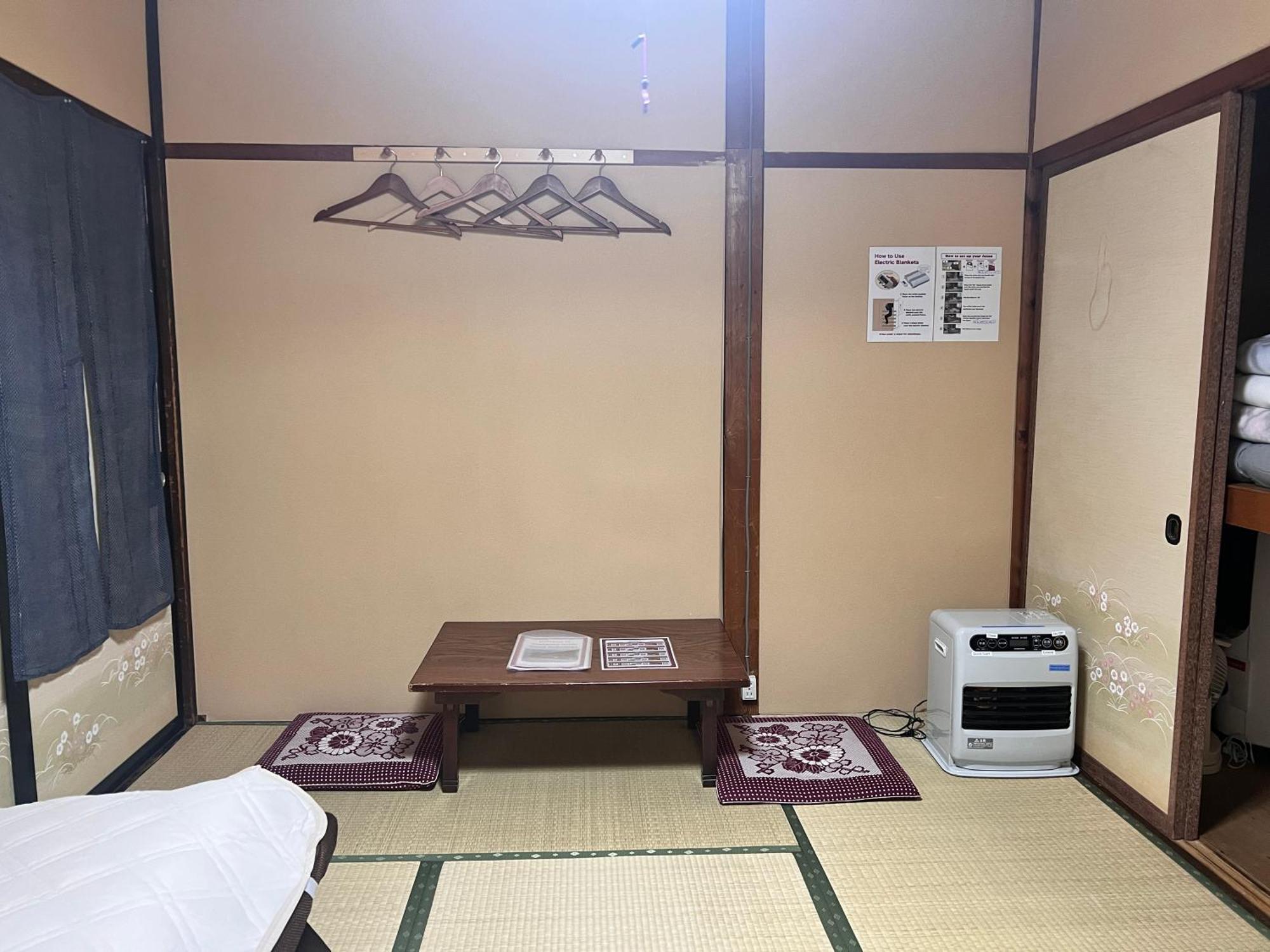 Hostel Murasaki Ryokan Такаяма Екстериор снимка
